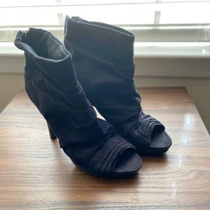 Fioni Black Ruched Suede Peep-Toe Bootie Heels Size 7.5